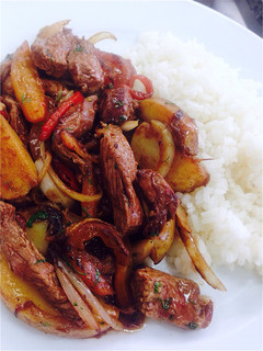 Una foto de Lomo saltado peruano