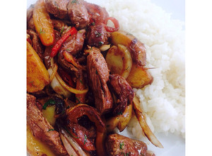 Una foto de Lomo saltado peruano