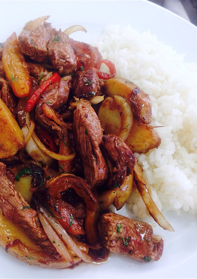 Una foto de Lomo saltado peruano