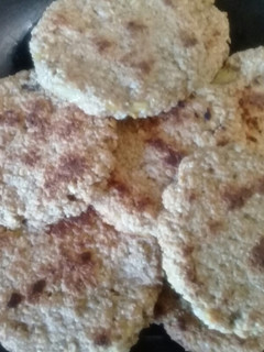 Una foto de Galletitas 🍪 de avena 🍚, banana 🍌 y dulce de leche 🍵