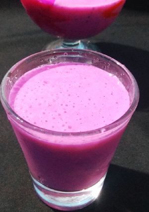 A picture of Dragon Fruit Flavour Lassi.
