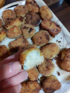 Una foto de Croquetas de queso azul