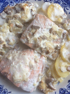 Una foto de Salmón con nata y champiñones al horno