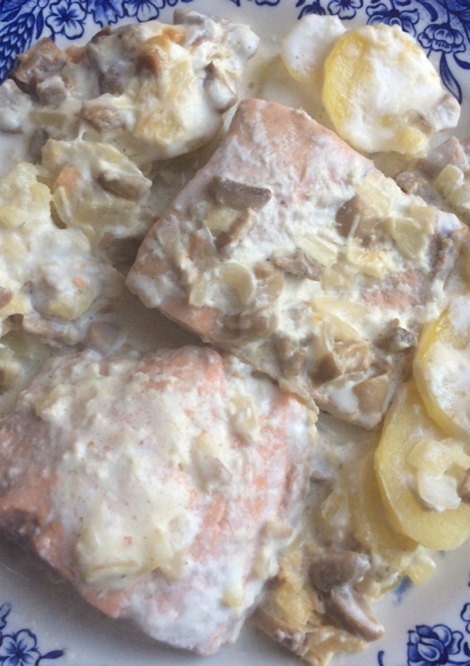 Una foto de Salmón con nata y champiñones al horno