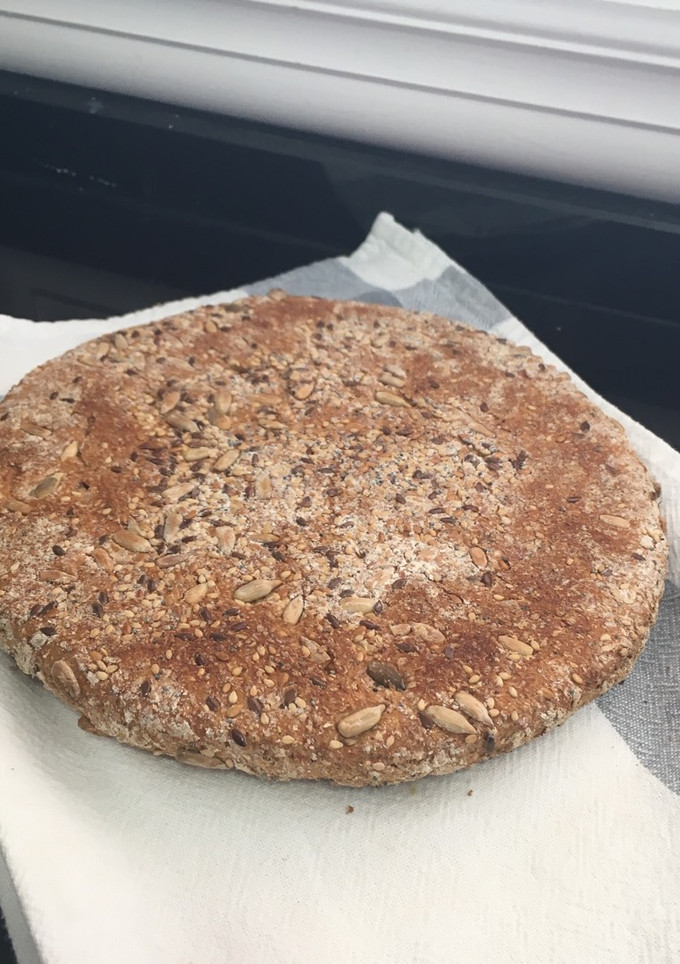 Una foto de Pan casero árabe con semillas
