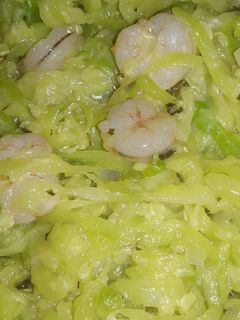 Una foto de Espaguetis de calabacín con gambas