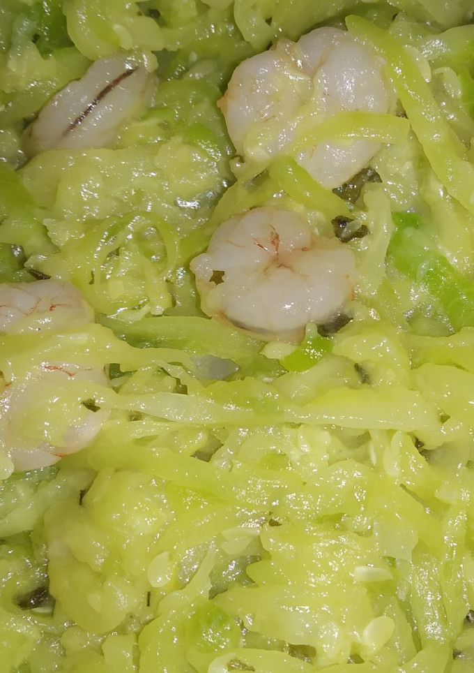 Una foto de Espaguetis de calabacín con gambas
