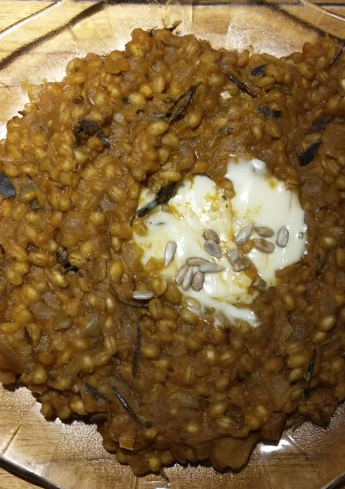 Una foto de Risotto de cebada perlada y calabaza