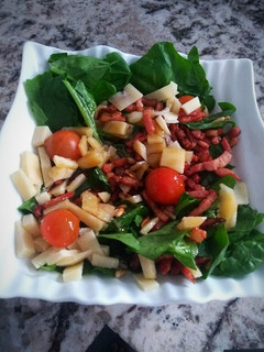 Una foto de Ensalada de espinacas, bacon y parmesano