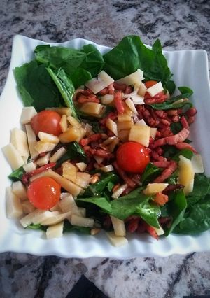 Foto principal de Ensalada de espinacas, bacon y parmesano