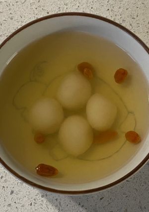 A picture of Glutinous rice balls in ginger syrup.
