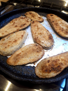 Una foto de Milanesas de berenjena con ensalada