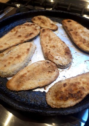 Una foto de Milanesas de berenjena con ensalada