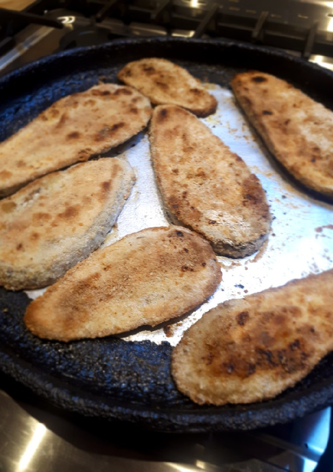 Una foto de Milanesas de berenjena con ensalada