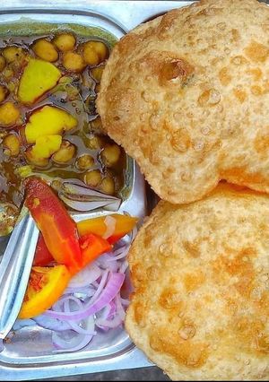 छोले भटूरे (chole bhature recipe in Hindi) रेसिपी मुख्य फोटो