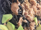 Espaguetis negros con atún