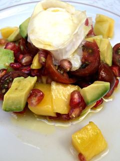 Una foto de Ensalada de queso de cabra, mango y aguacate