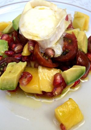 Una foto de Ensalada de queso de cabra, mango y aguacate
