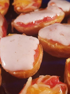 Una foto de Patatas guarnición con tomate y queso en freidora de aire
