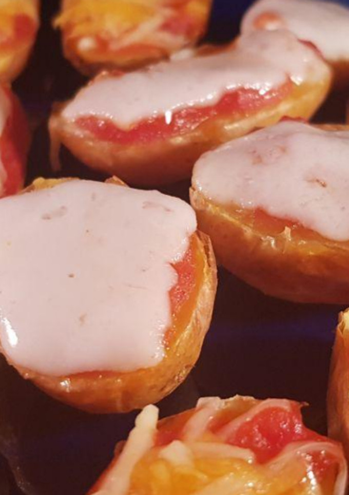 Una foto de Patatas guarnición con tomate y queso en freidora de aire