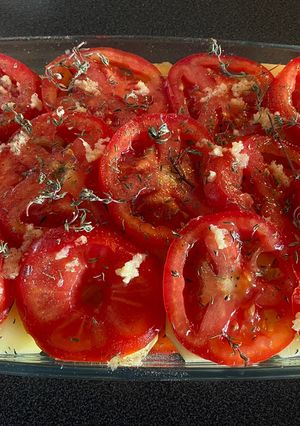 Une photo de 😋Gratin de pommes de terre 🥔 aux tomates 🍅 et courgettes