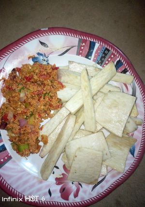 A picture of White yam n egg sauce.