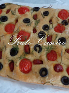 Foto de Deliciosa Focaccia de alecrim e funcho com azeitonas, tomate chucha e linguiça