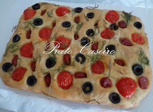 Foto de Deliciosa Focaccia de alecrim e funcho com azeitonas, tomate chucha e linguiça