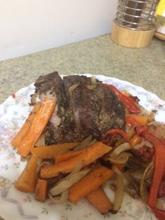 Una foto de Carne al horno con vegetales