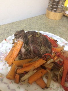 Una foto de Carne al horno con vegetales