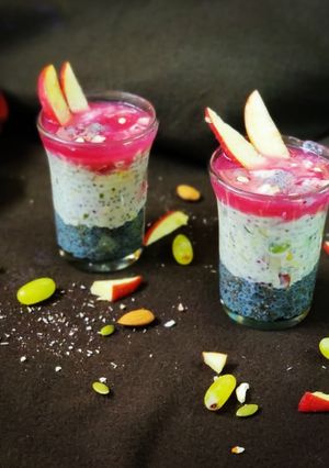 A picture of Chia seeds fruit parfait smoothie.