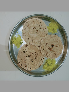 ફુલકા રોટી (Fulka Roti Recipe In Gujarati) રેસીપી મુખ્ય ફોટો