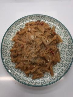 Una foto de Macarrones con carne picada, tomate, nata, parmesano y verduras
