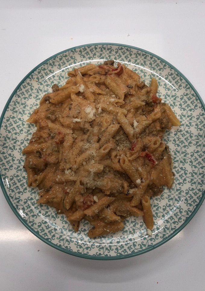 Una foto de Macarrones con carne picada, tomate, nata, parmesano y verduras
