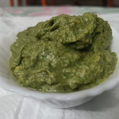 A picture of Aloo bhujia mint chutney.