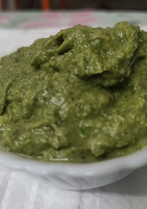 A picture of Aloo bhujia mint chutney.