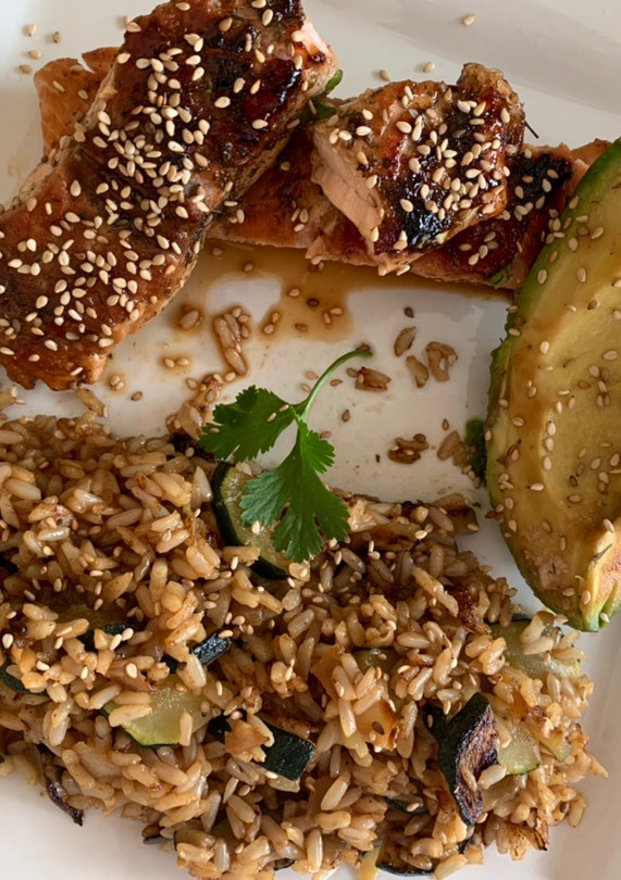 Una foto de Salmón con aguacate y arroz integral