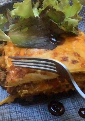 Une photo de Lasagnes🍝à la bolognaise🥩🧄🧅🌶️🥕🍅
