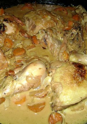 Una foto de Pollo con vino blanco a la crema en disco de arado