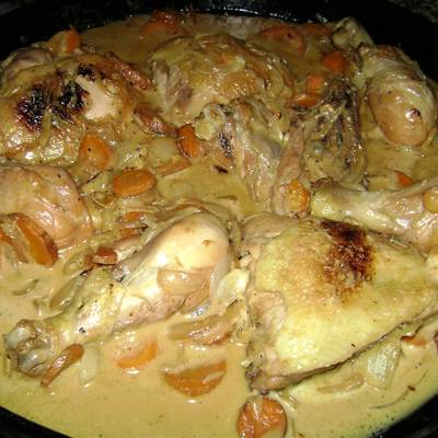 Pollo con vino blanco a la crema en disco de arado Receta de Natalio  Burgos- Cookpad