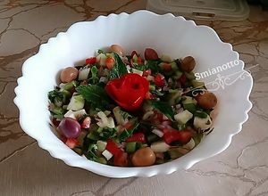 Une photo de Salade de concombre et tomate à l'orientale
