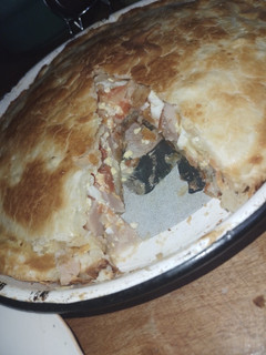 Una foto de Tarta de tomate, queso, huevo, jamón y fiambre primavera