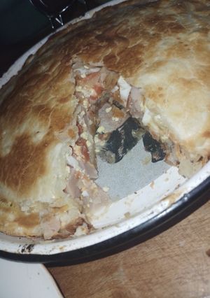Una foto de Tarta de tomate, queso, huevo, jamón y fiambre primavera