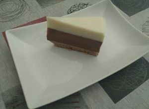 Una foto de Tarta de tres chocolates (gelatina-panna cotta)