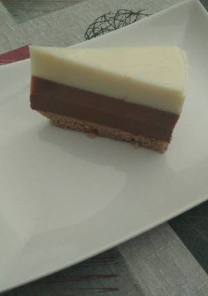 Una foto de Tarta de tres chocolates (gelatina-panna cotta)