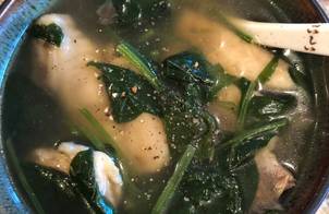 Cá bass nấu canh rau Spinach