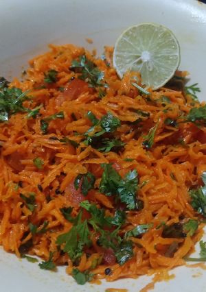गाजर तडका कोशिंबीर (gajar tadka koshimbir recipe in marathi) रेसिपी चे मुख्य फोटो 