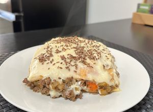 Una foto de Lasaña de carne con salsa blanca