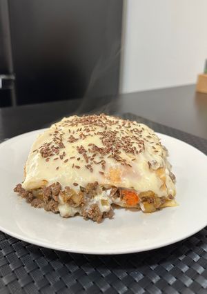 Una foto de Lasaña de carne con salsa blanca