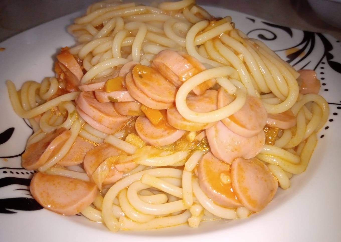 Spaghetti Con Salsa y Salchichas